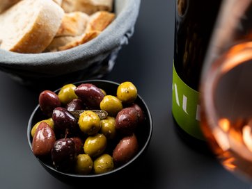 Oliven mit Brot in der Weinbar und Antipastibar „Eckbar“ in Grünstadt