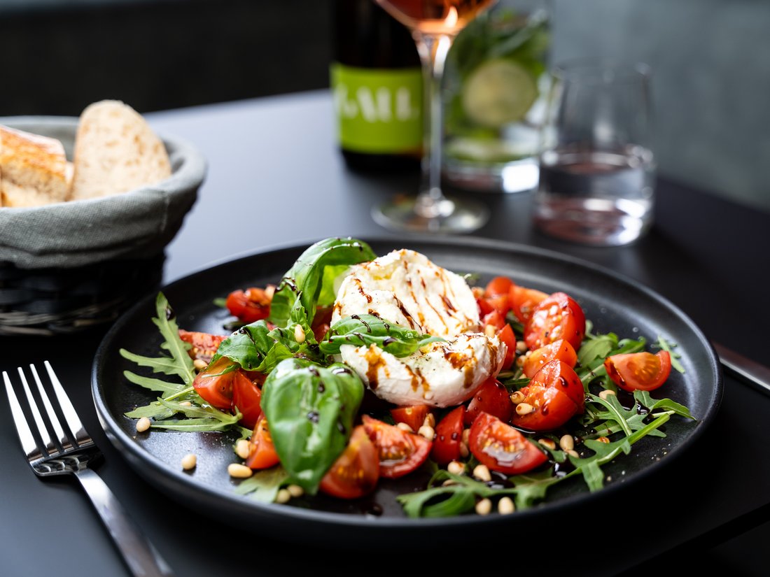 Mozzarella di Buffala mit Brot in der Weinbar und Antipastibar „Eckbar“ in Grünstadt